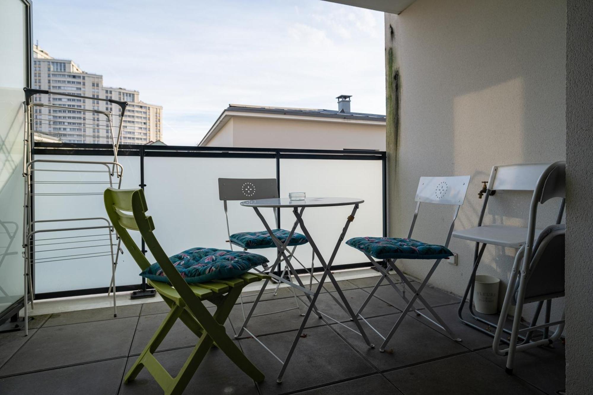 Appartement T2 Avec Parking Et Balcon Pres Du Metro Et Du Parc Des Expositions Malakoff